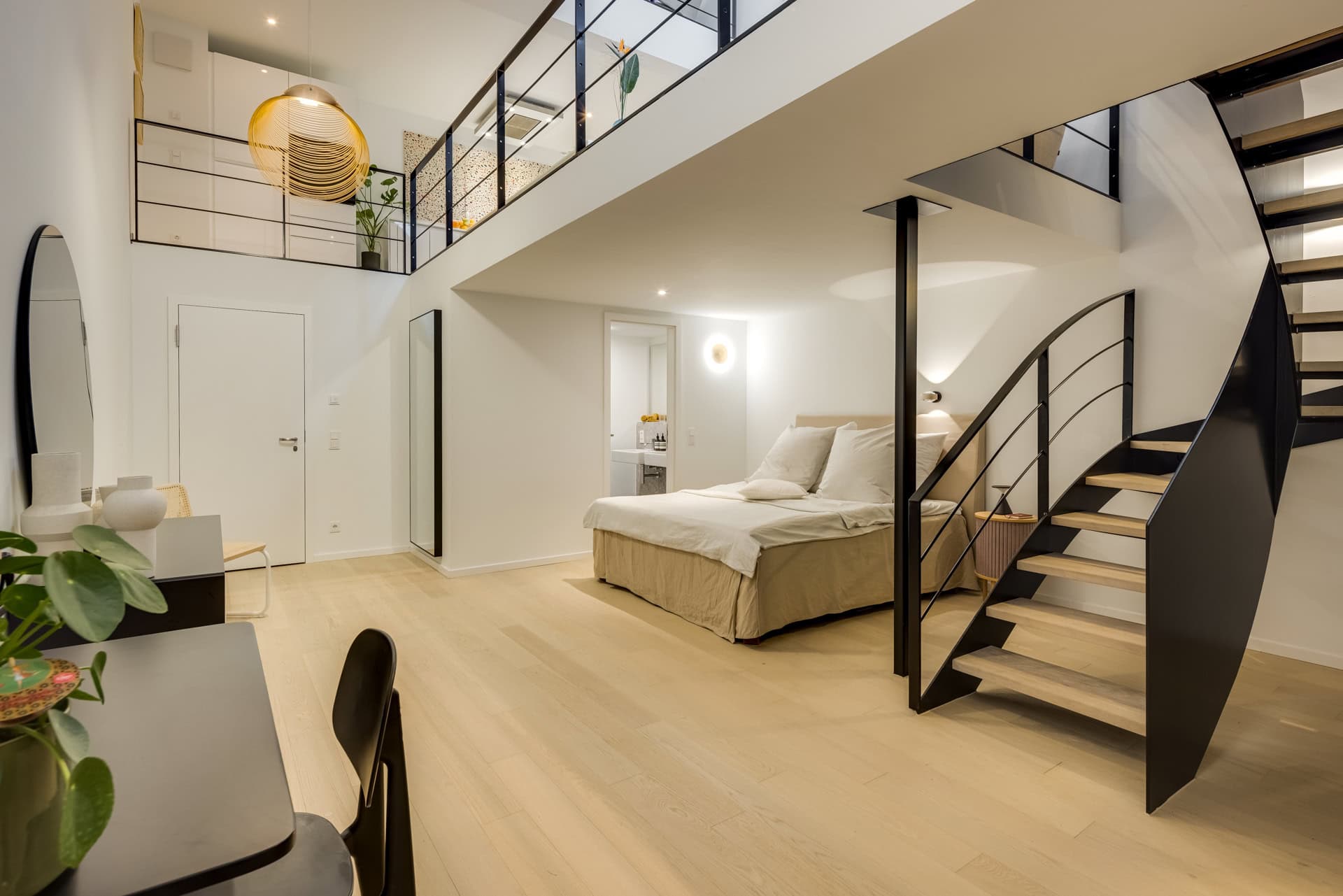 Sleeping level with bathroom
