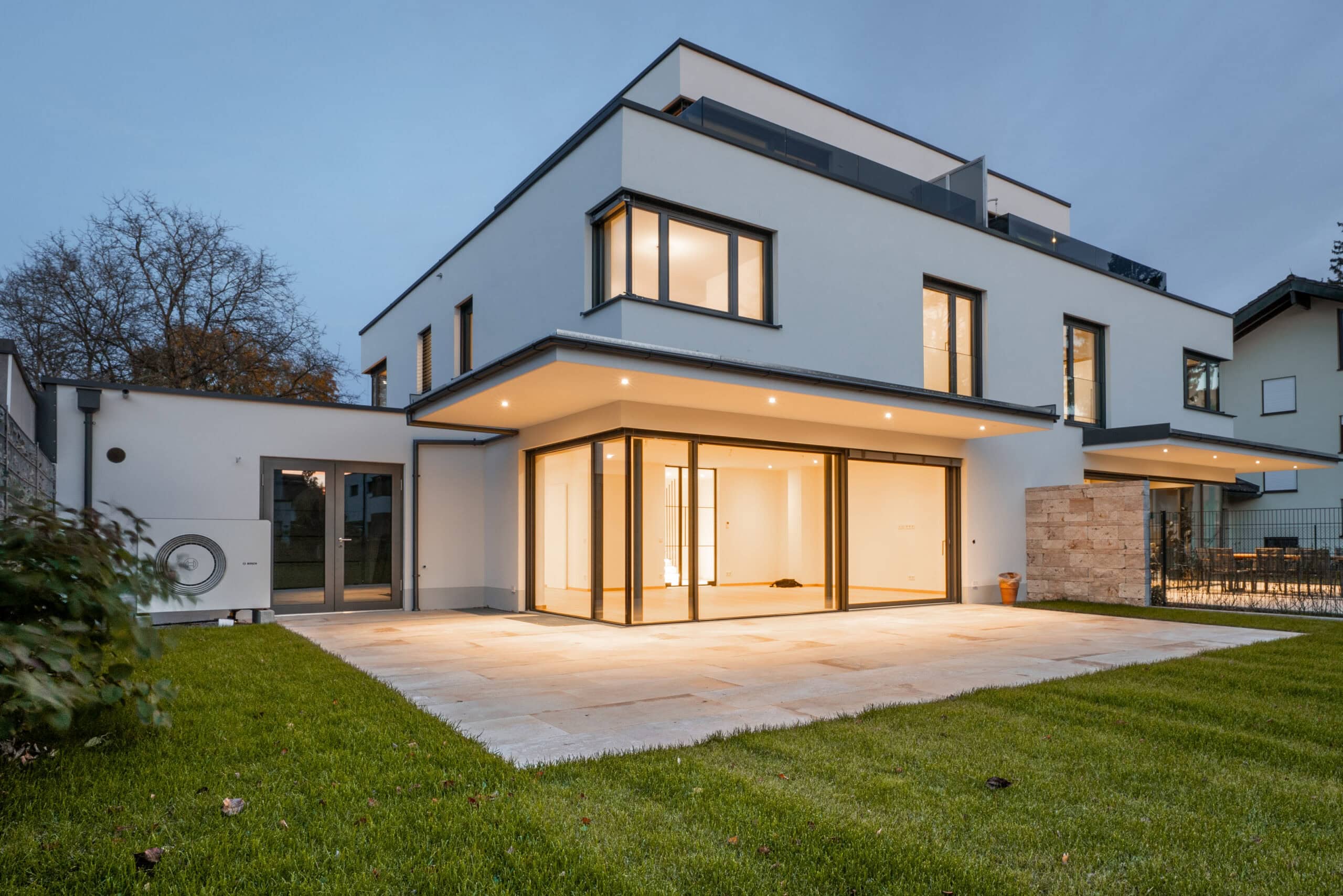 Fassade_oeffnet_sich_weit_in_den_Garten
