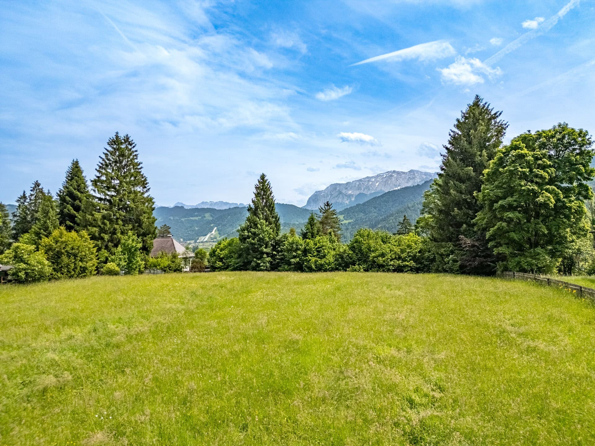 Grund mit Blick ins Tal
