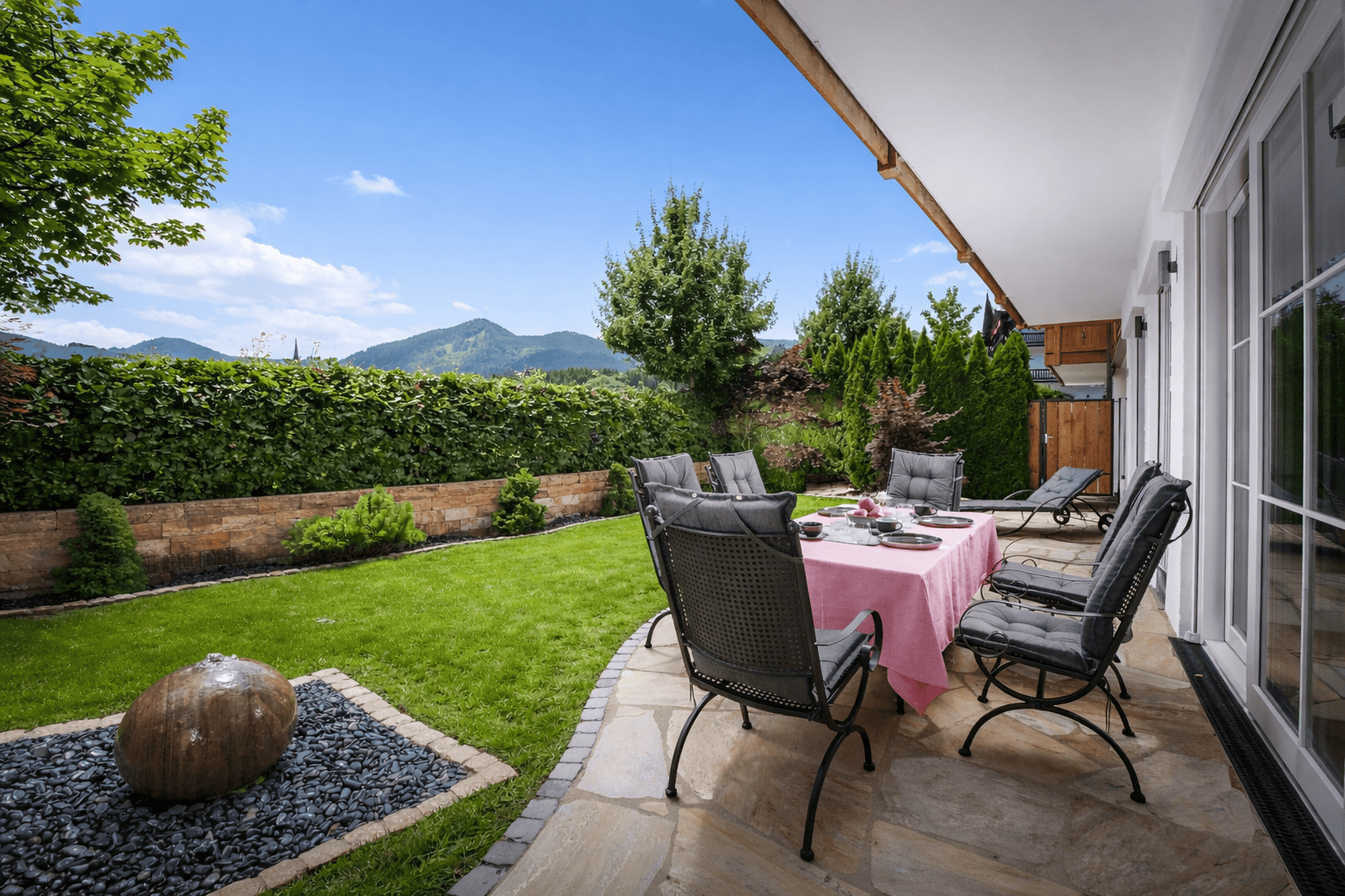 Garten mit Bergblick