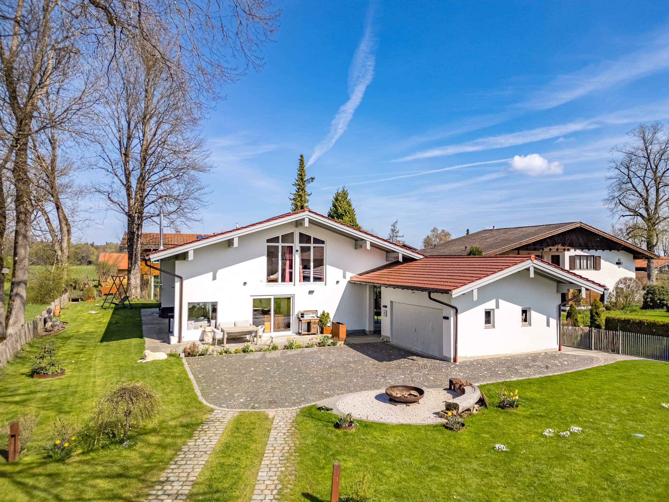 Hausansicht mit Garage