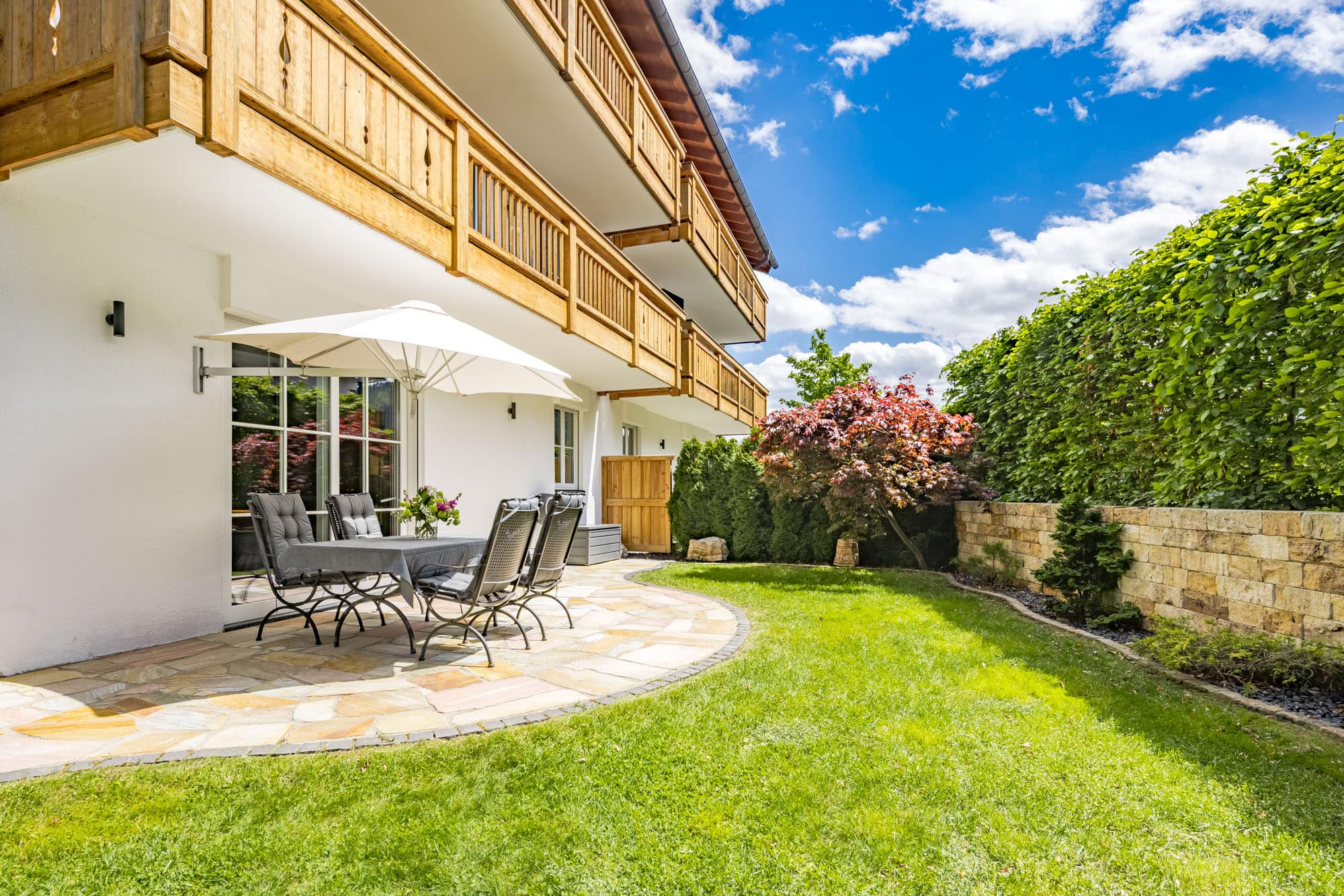 Garten mit sonniger Terrasse