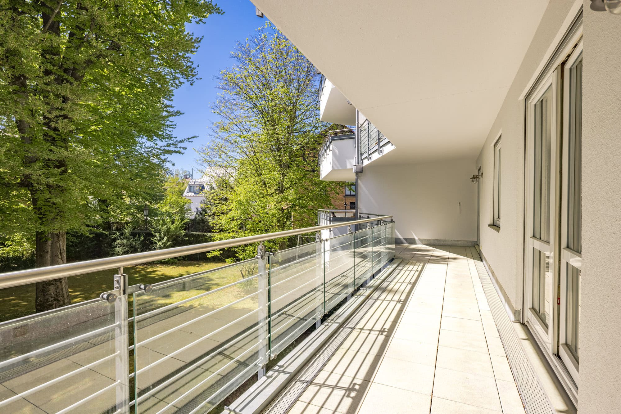 Südbalkon mit Blick in den Garten
