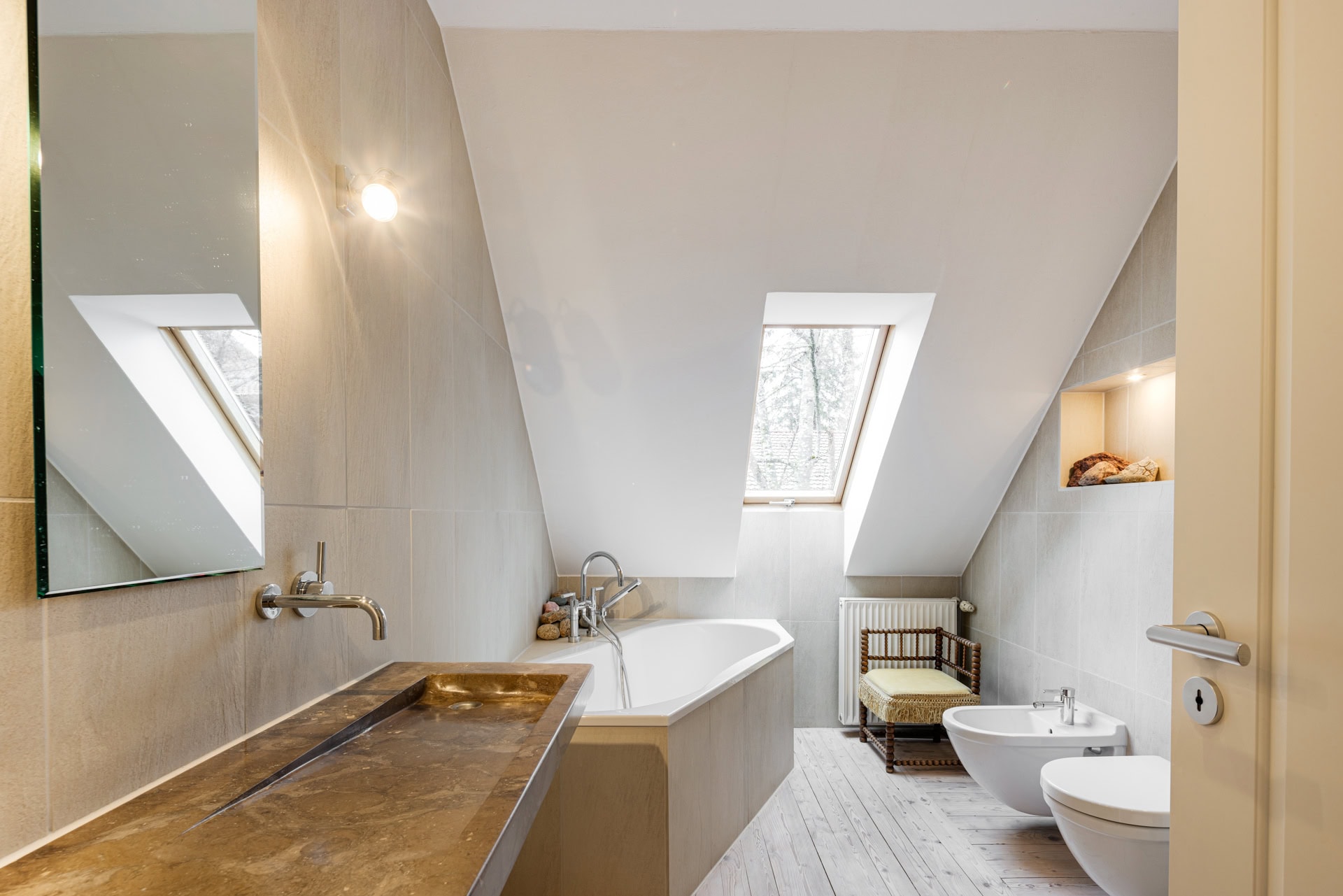 Bad mit Wanne und Dusche