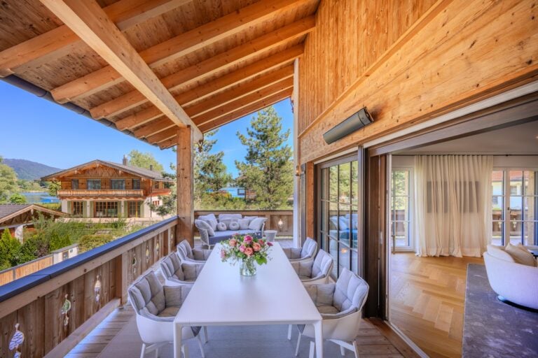Überdachte Loggia mit Seeblick