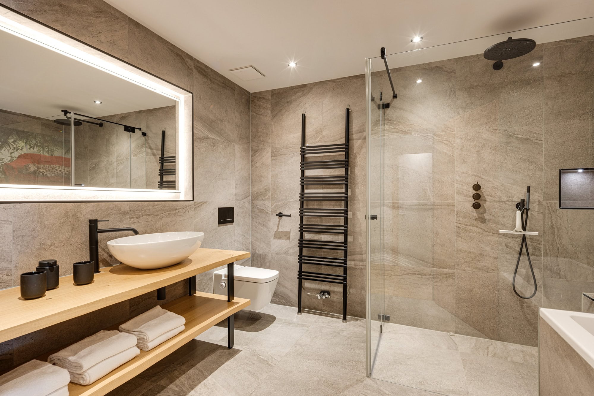 Geräumiges Badezimmer