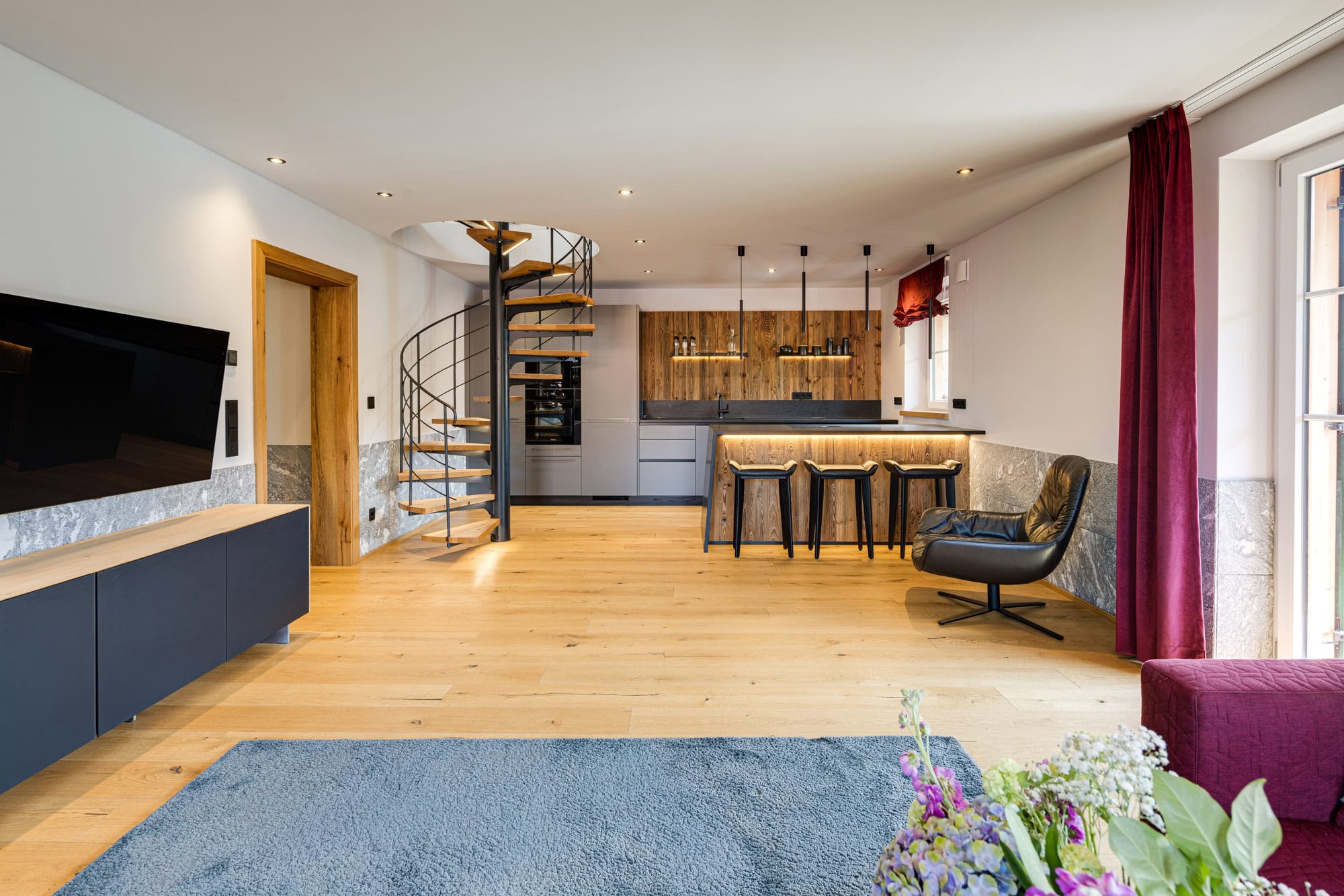 Wohnzimmer mit offener Küche