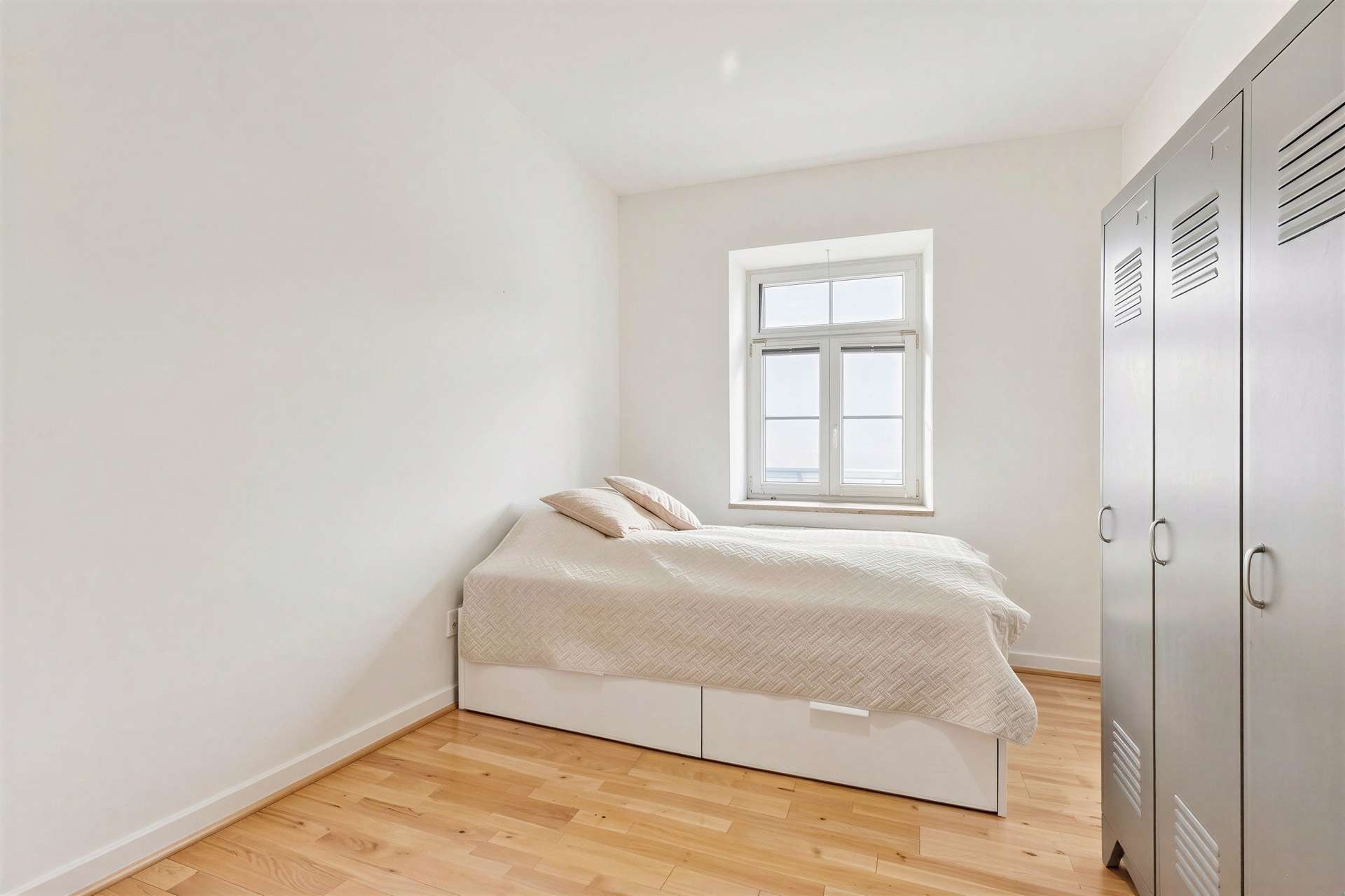Schlafzimmer - Möblierung durch KI entfernt