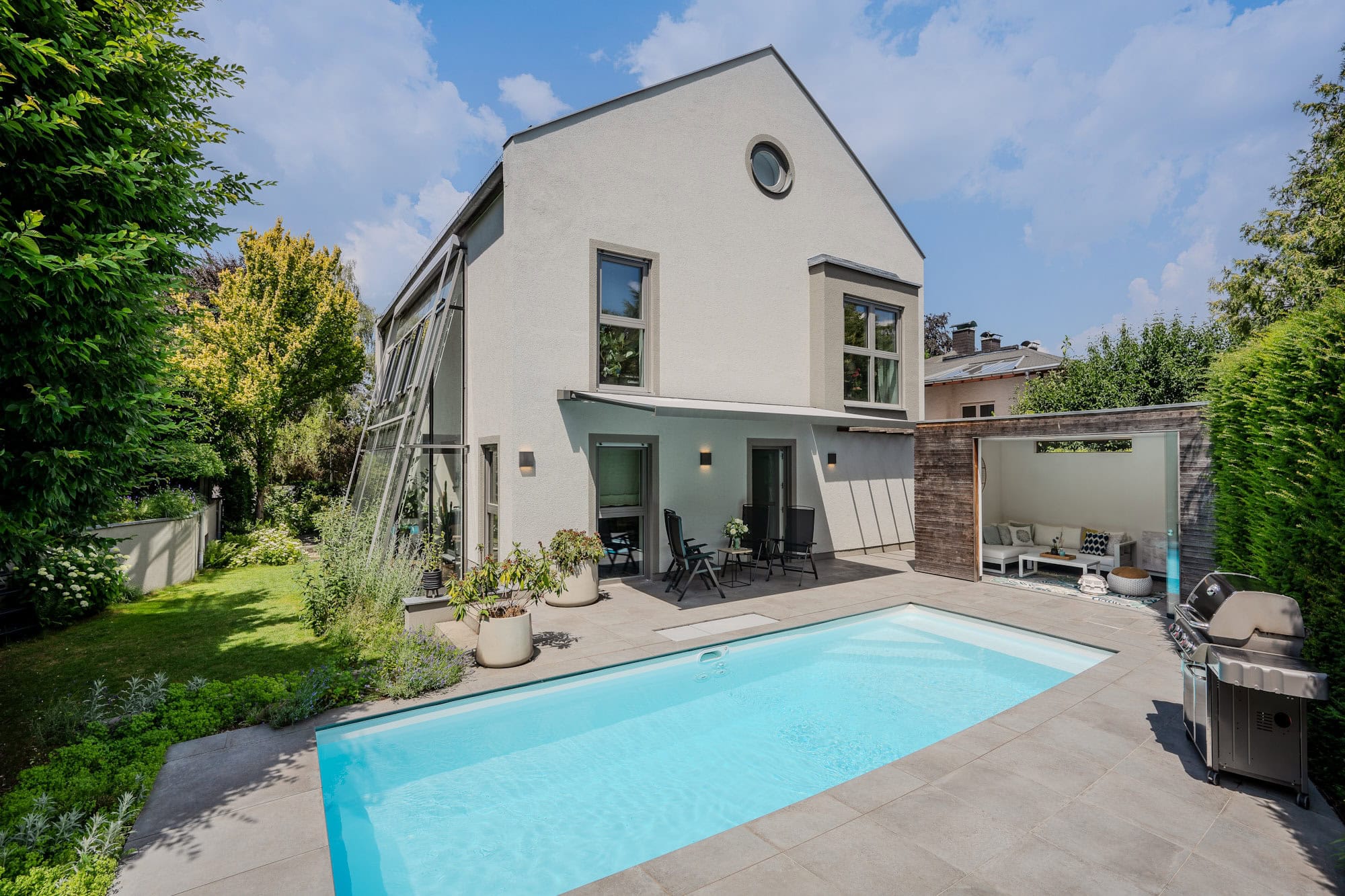 Außenansicht mit Pool