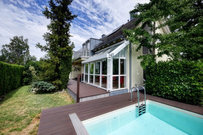 Gartenansicht mit Pool, Holzplanken teils visualisiert