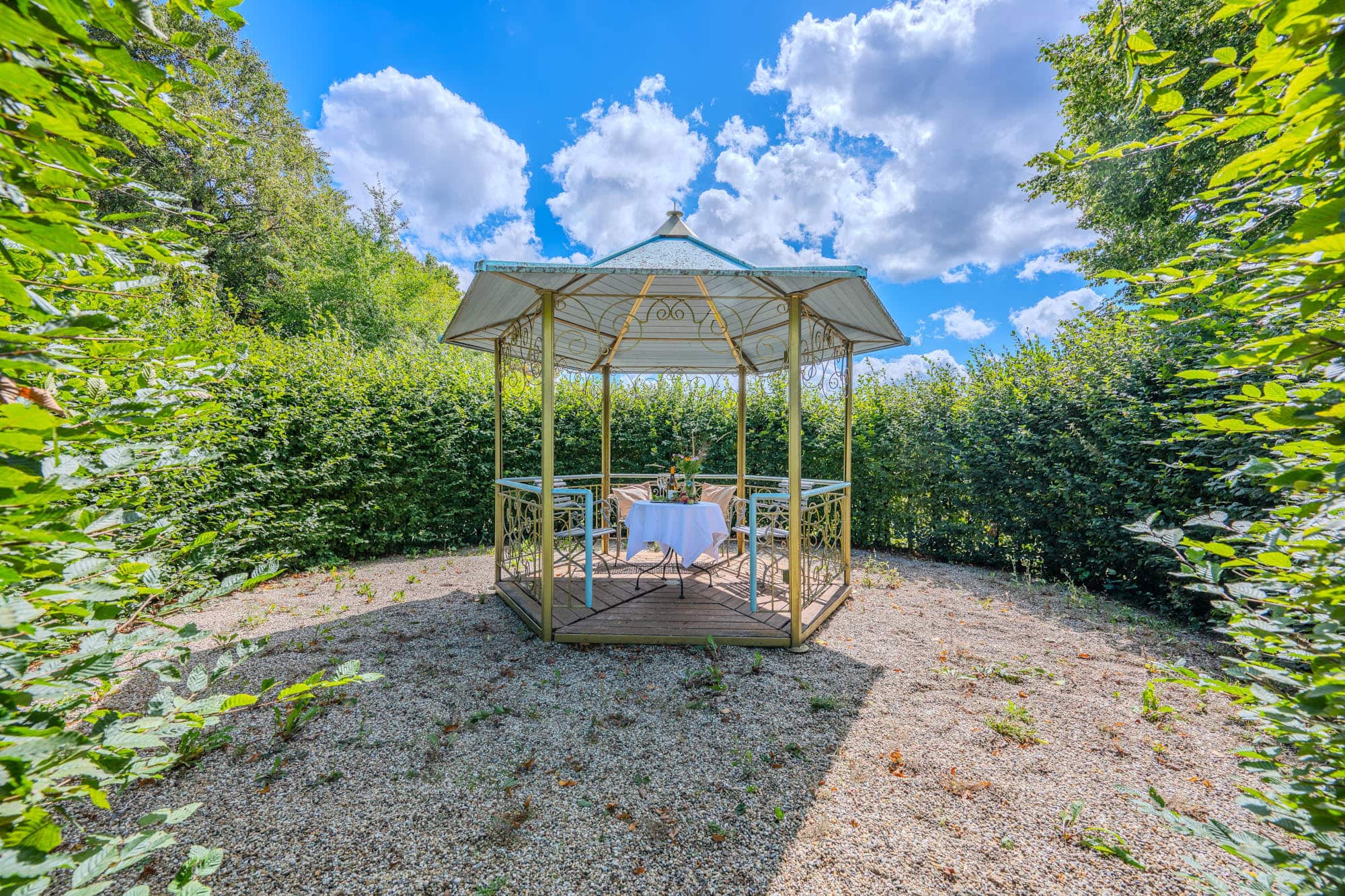 Garten mit Pavillon