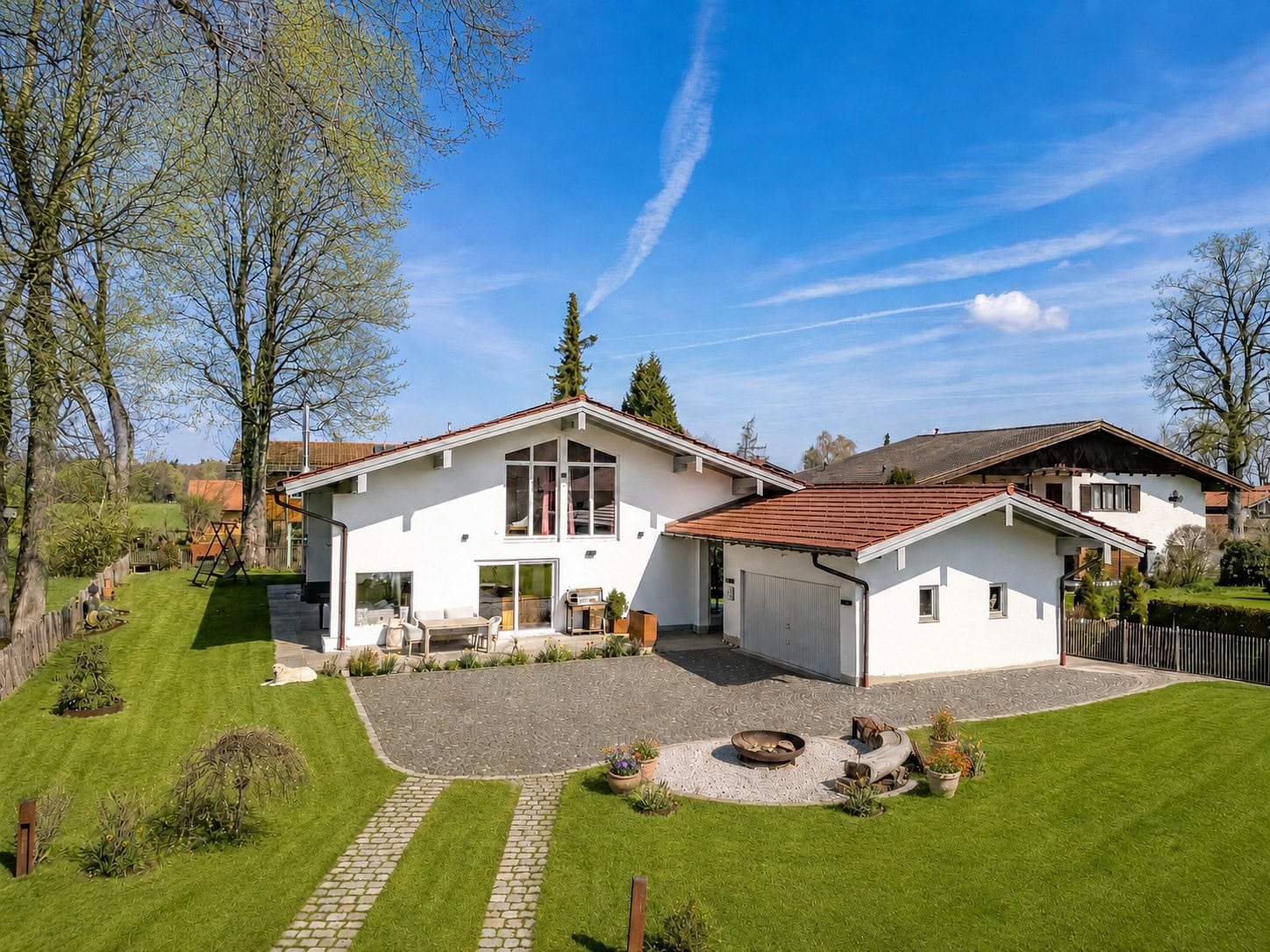 Hausansicht mit Garage