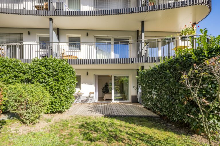 Außenansicht mit Terrasse